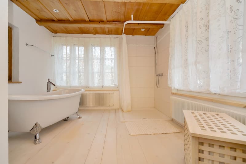 En Suite Bad mit grosser Dusche, Badewanne, Lavabo und Toilette