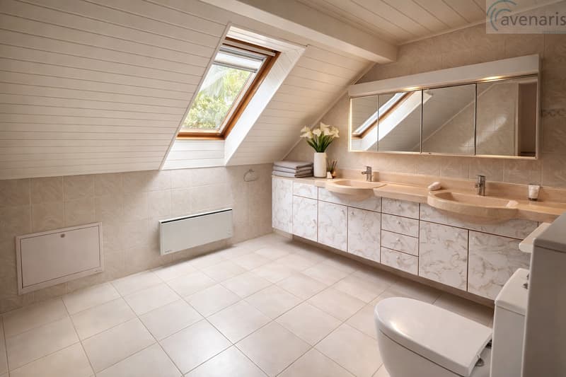 Badezimmer Obergeschoss / Salle de bain à l'étage / Bathroom upstairs / Bagno al piano superiore