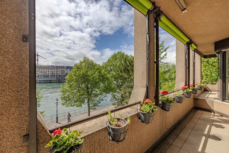 Sanierte 4 1/2-Zimmer-Wohnung an der Kleinbasler Rheinpromenade mit Blick auf den Rhein und das Hotel Les Trois Rois (1)
