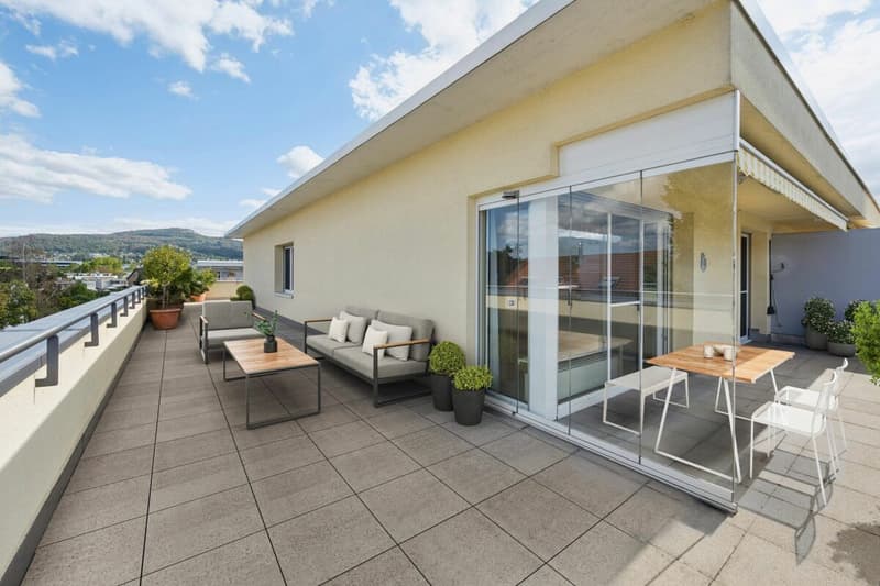 Moderne 4 1/2-Zimmer-Attika-Wohnung mit 85 m2 Terrasse und Garage in ruhiger Zentrumsnähe (1)