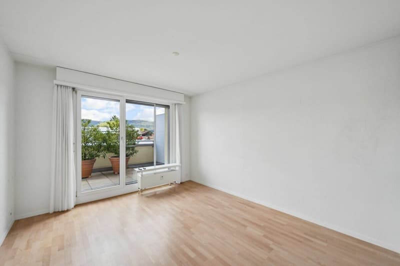 Moderne 4 1/2-Zimmer-Attika-Wohnung mit 85 m2 Terrasse und Garage in ruhiger Zentrumsnähe (9)