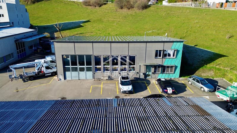 Attractive commercial property in a prime location! (2)