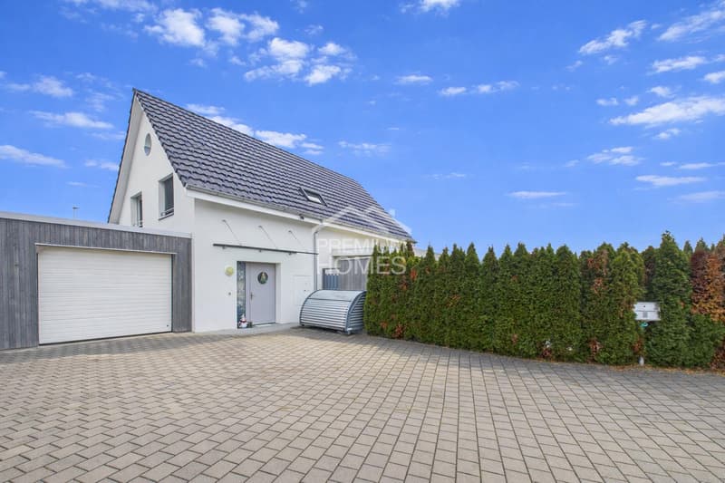 Modern living on the outskirts of town and near the lake (10)