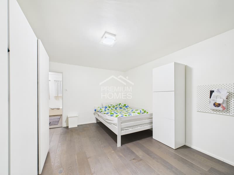 Solidly built - lovingly maintained (4)