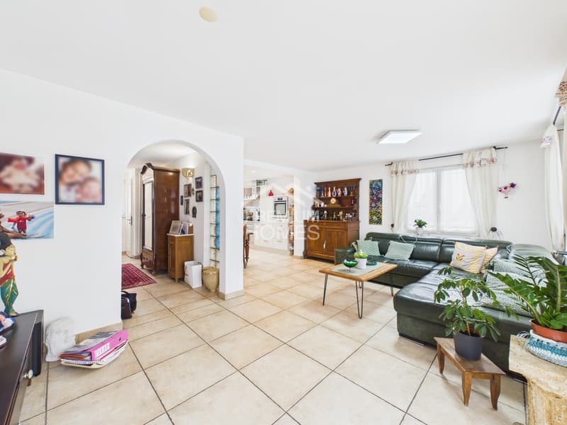 Charming semi-detached house with sunny garden, double garage & more (7)