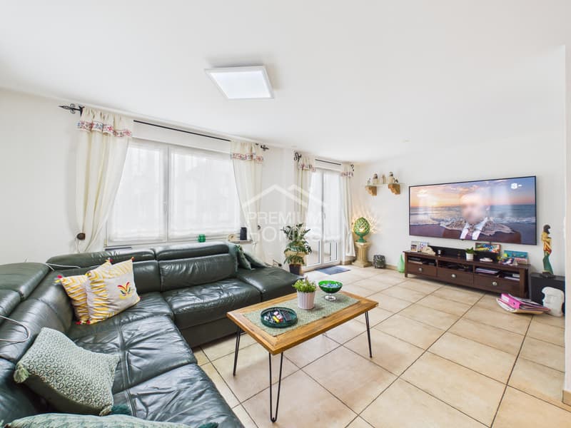 Charming semi-detached house with sunny garden, double garage & more (6)