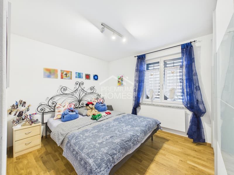 Charming semi-detached house with sunny garden, double garage & more (10)