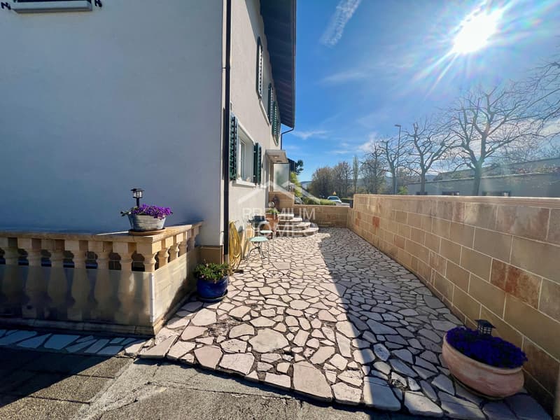 Charming semi-detached house with sunny garden, double garage & more (12)