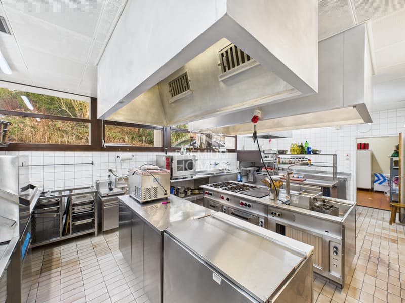 Attractive restaurant with diverse potential (9)