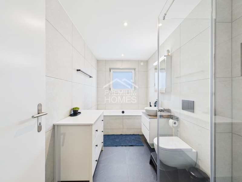 Exclusive apartment with high-end kitchen, balcony & two bathrooms (11)