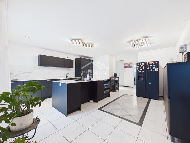 Modern garden apartment with kitchen island, wine fridge & lots of light (1)