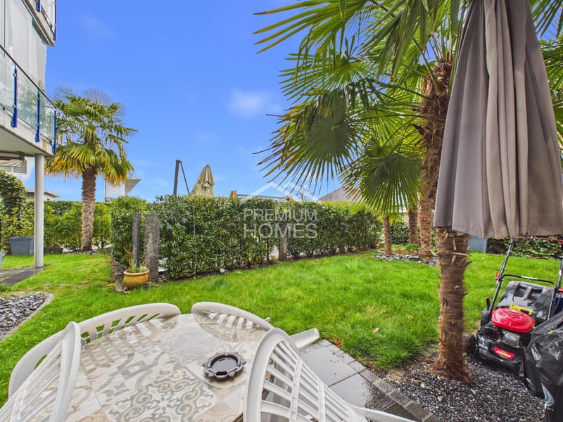 Modern garden apartment with kitchen island, wine fridge & lots of light (10)