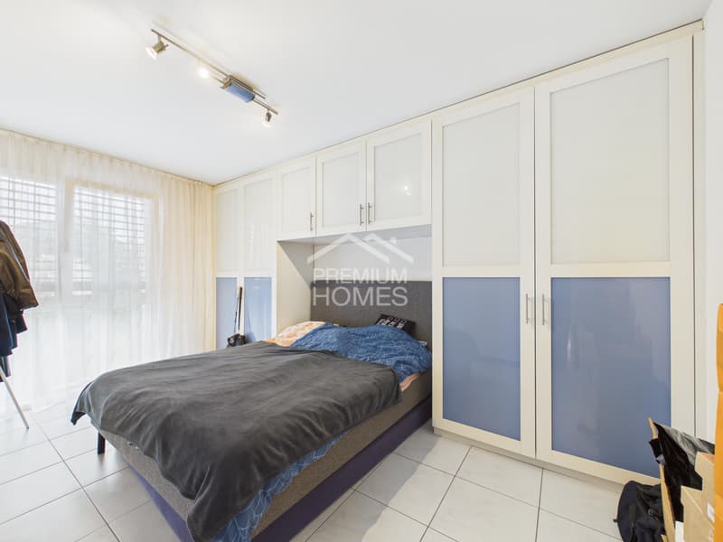 Modern garden apartment with kitchen island, wine fridge & lots of light (4)