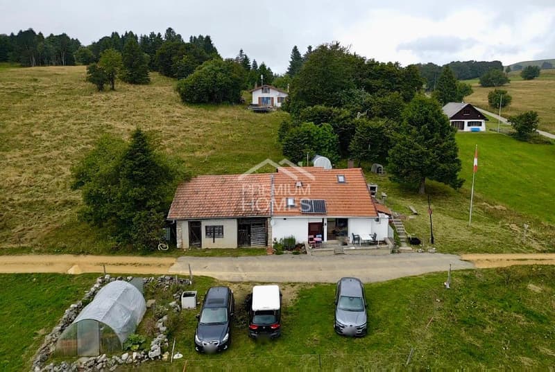 A unique refuge between lake and mountains (11)