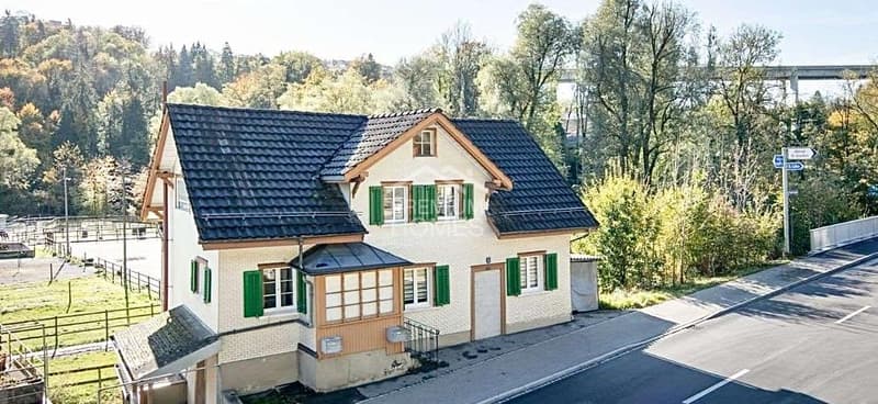 Multi-Generation House with Heart (2)