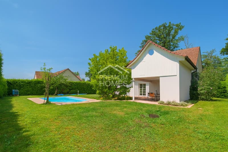 Pool, garden, privacy - exclusive property with style (9)