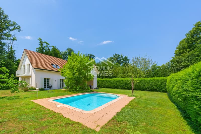 Pool, garden, privacy - exclusive property with style (2)