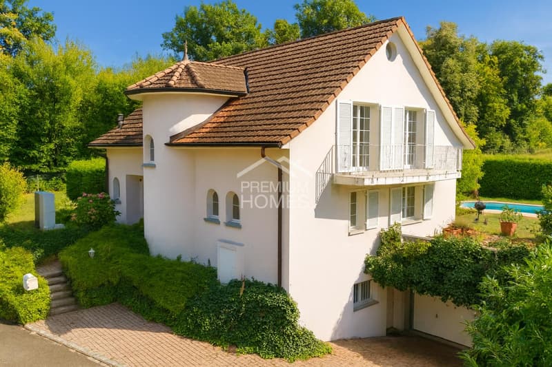 Pool, garden, privacy - exclusive property with style (1)