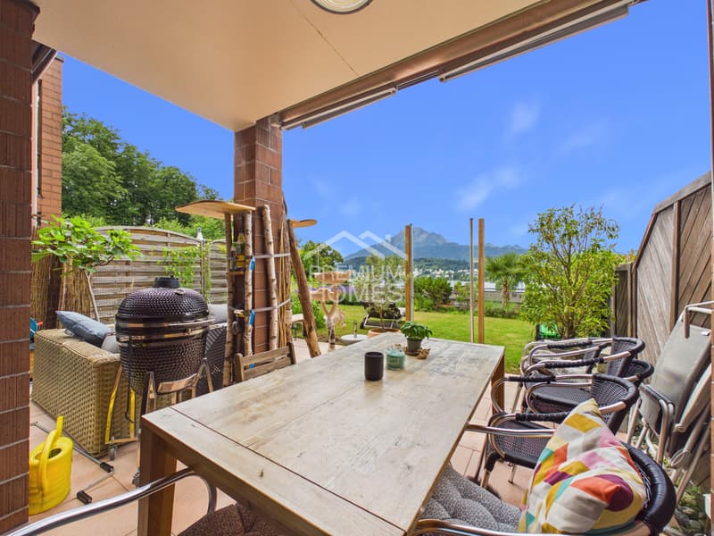 Exclusive living with unobstructable lake view (11)