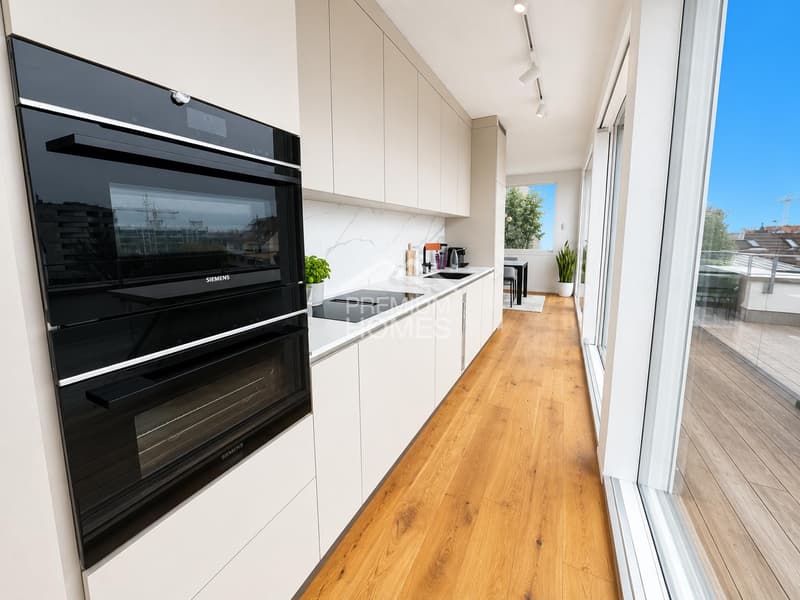 Maison baignée de lumière avec une atmosphère de vie moderne (3)