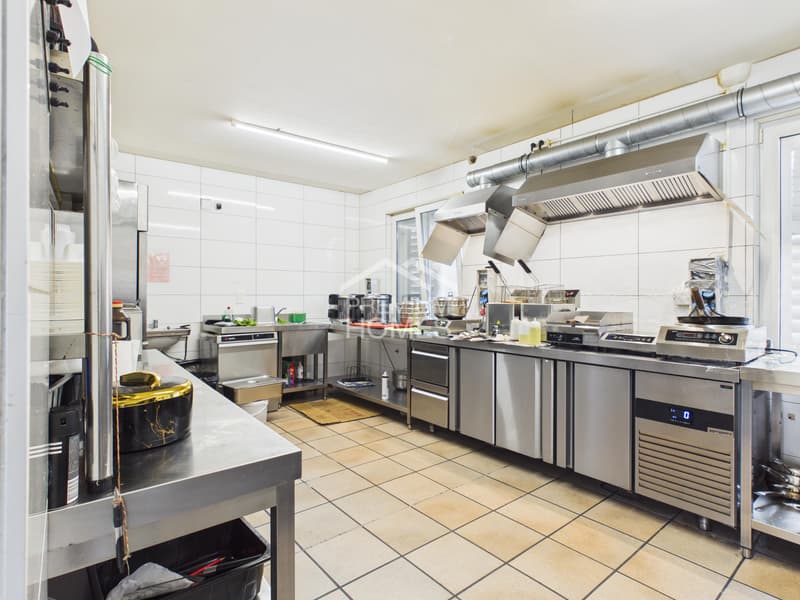 Combinaison attractive de logement et de commerce (4)