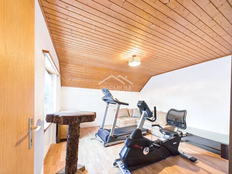 Double Potential: One House Ready to Move in, One for Redesign (10)