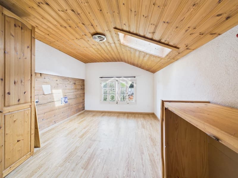 Charmantes Dreifamilienhaus - Perfekt für Freizeit- und Outdooraktivit (6)