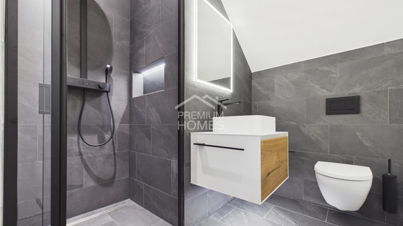MODERNE ATTIKAWOHUNG MIT TRAUMHAFTER BERGKULISSE (10)