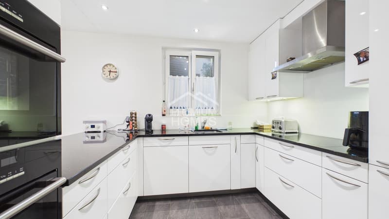 Exklusives Familienhaus mit zusätzlicher Wohneinheit, Pool und Doppelg (9)