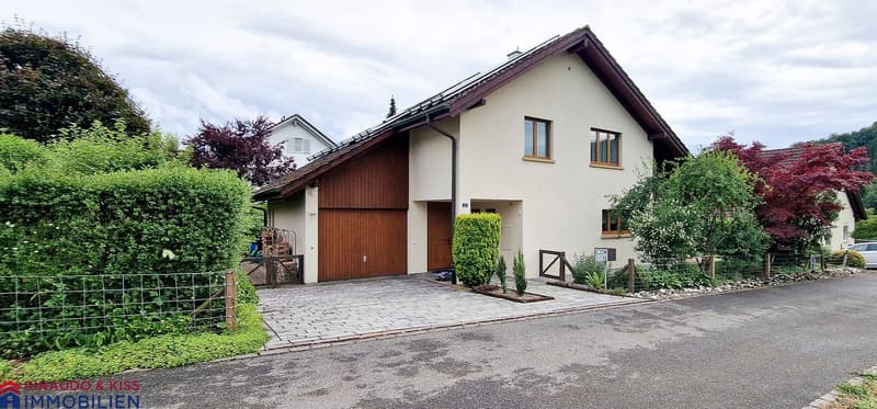 Well-maintained family residence with winter garden and sunny garden area (2)
