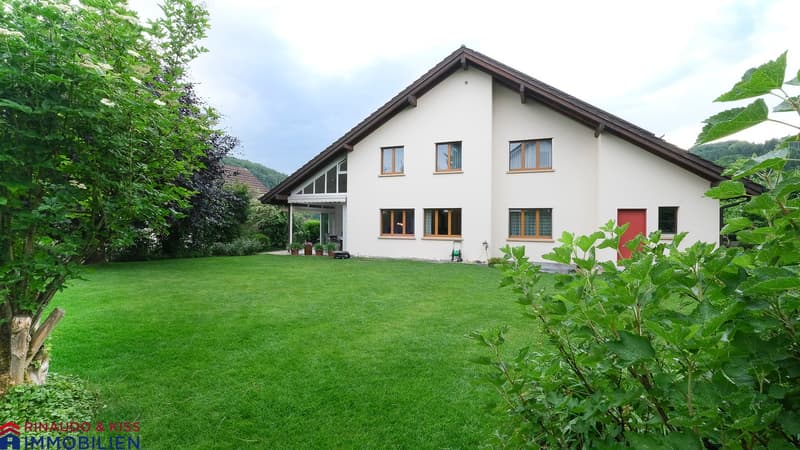 Well-maintained family residence with winter garden and sunny garden area (1)