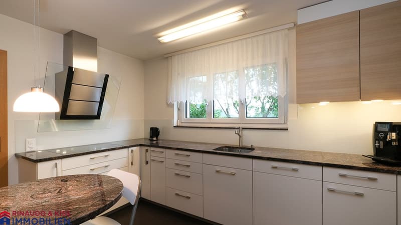 Well-maintained family residence with winter garden and sunny garden area (9)