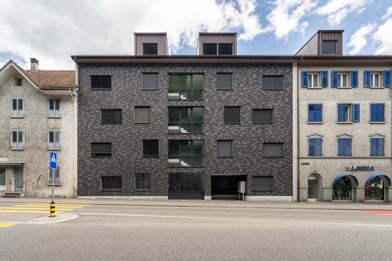 Top zentral gelegene 2 1/2-Zimmerwohnung mit grossem Balkon (1)