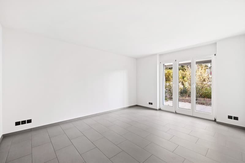 Modern and bright apartment with garden seating (4)