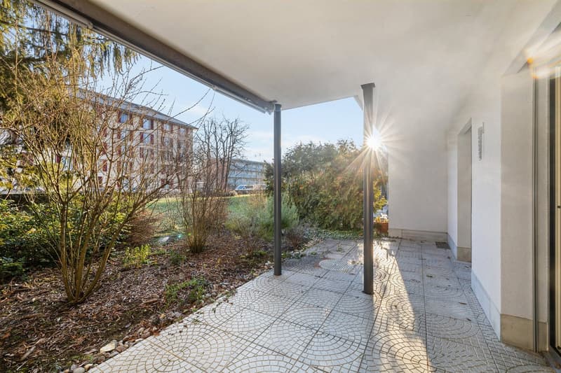 Modern and bright apartment with garden seating (5)