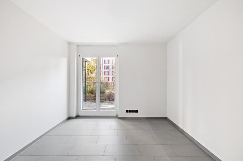 Modern and bright apartment with garden seating (6)