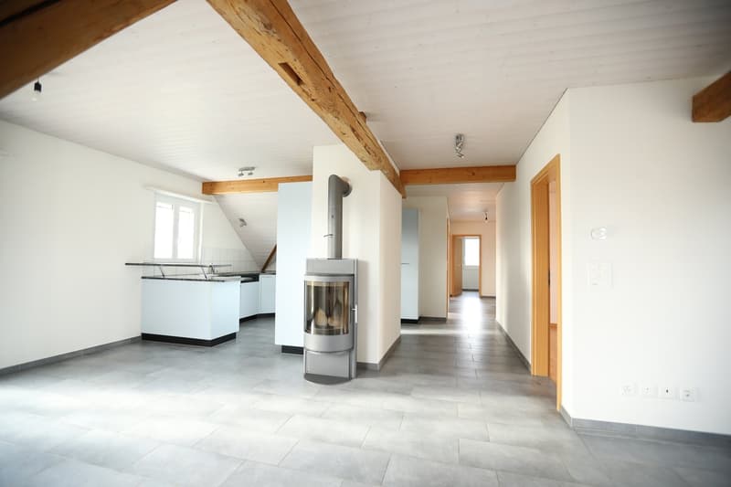 Charmante 4.5-Zimmerdachwohnung in Detligen – ruhige Lage mit Aussicht (5)