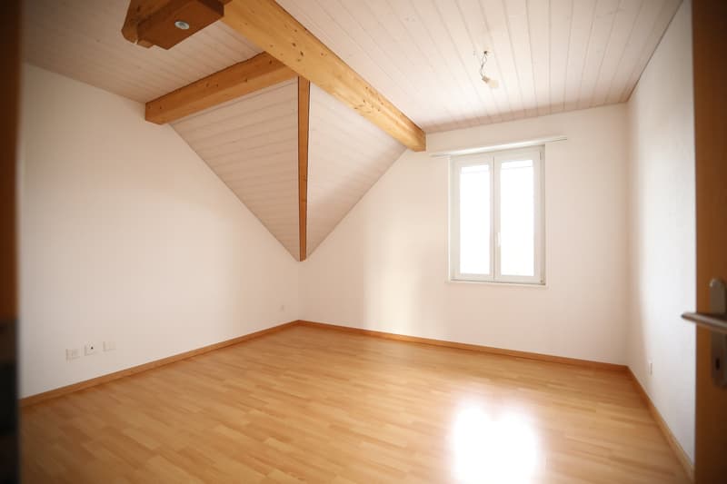 Charmante 4.5-Zimmerdachwohnung in Detligen – ruhige Lage mit Aussicht (4)