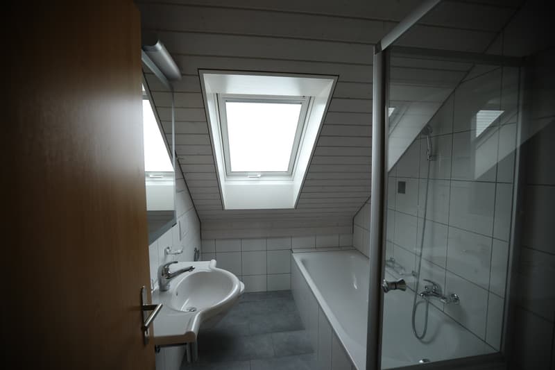 Charmante 4.5-Zimmerdachwohnung in Detligen – ruhige Lage mit Aussicht (3)