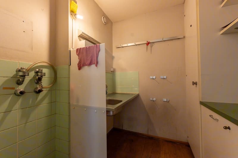 small room with washing machine, tiles, sink, shelf, wooden floor