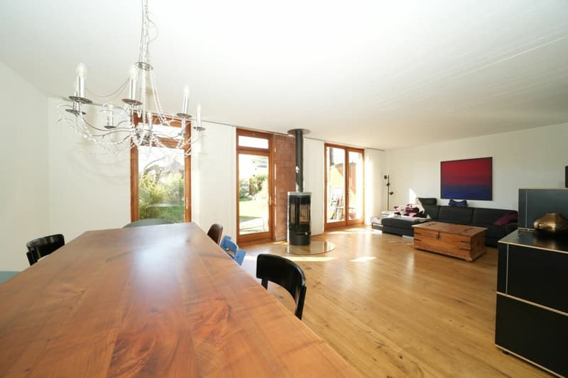 Casa unifamiliare semidetachata modernizzata con stile e giardino soleggiato (3)