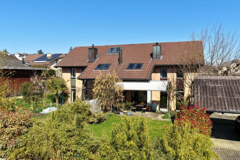 Casa unifamiliare semidetachata modernizzata con stile e giardino soleggiato (1)