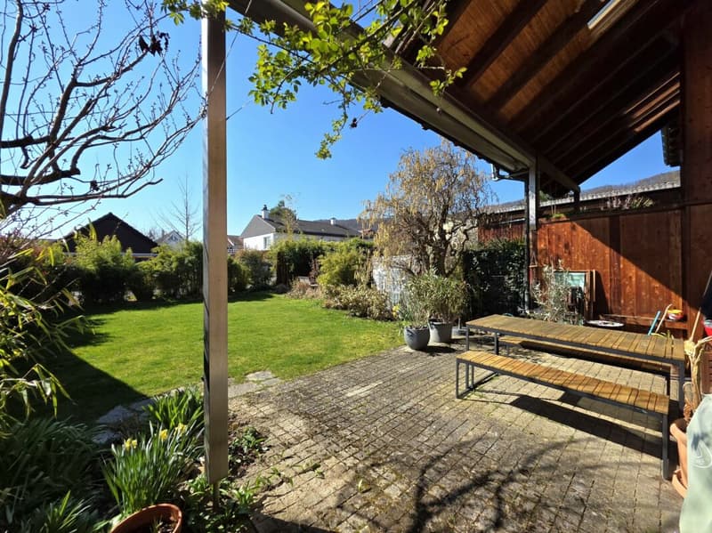 Casa unifamiliare semidetachata modernizzata con stile e giardino soleggiato (2)