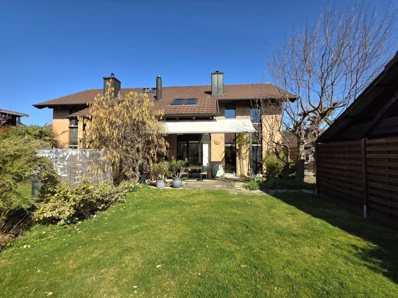Casa unifamiliare semidetachata modernizzata con stile e giardino soleggiato (12)