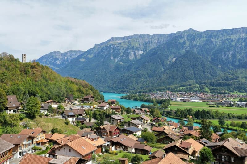 Charmantes Bijou mit herrlichem Bergpanorama auf grosszügigem Grundstück (1)