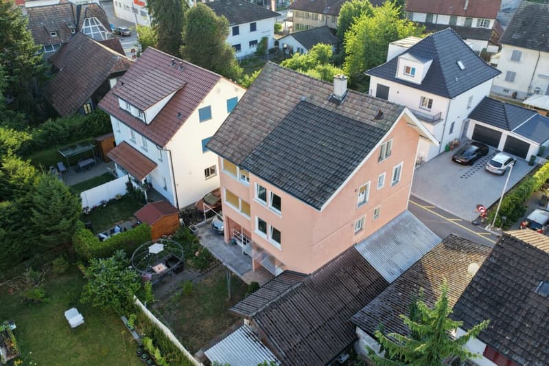 ATTRAKTIVES MEHRFAMILIENHAUS IN ZENTRALER LAGE - TOP RENDITE 5.8 % (2)