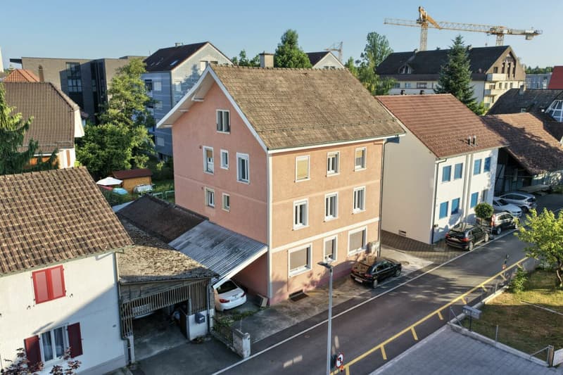 ATTRAKTIVES MEHRFAMILIENHAUS IN ZENTRALER LAGE - TOP RENDITE 5.8 % (1)