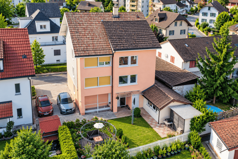 ATTRAKTIVES MEHRFAMILIENHAUS IN ZENTRALER LAGE - TOP RENDITE 5.8 % (2)