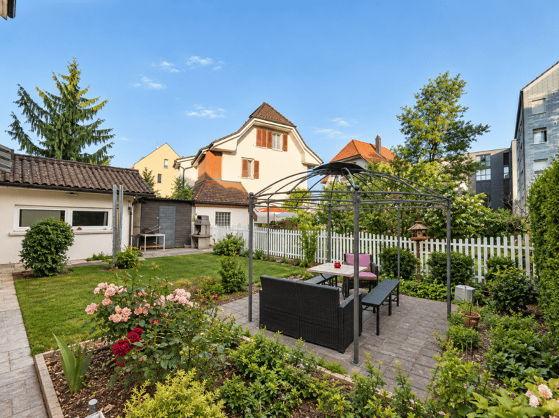 ATTRAKTIVES MEHRFAMILIENHAUS IN ZENTRALER LAGE - TOP RENDITE 5.8 % (3)