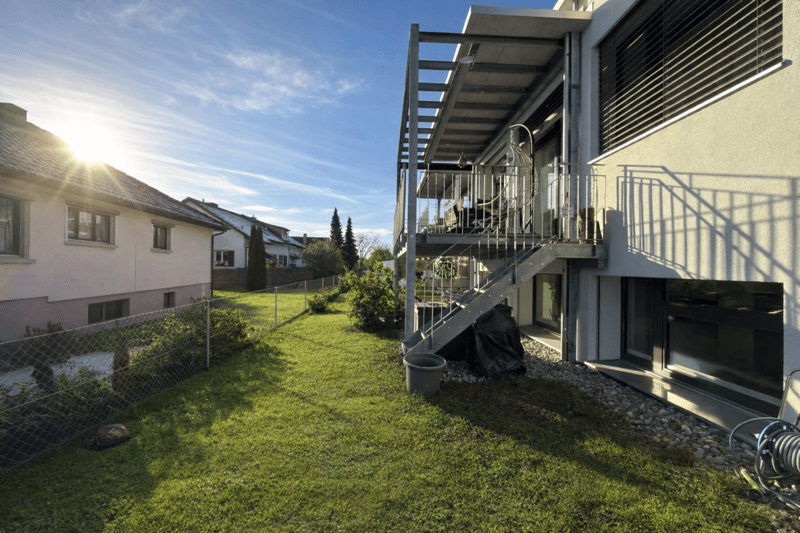 ATTRAKTIVE UND GROSSZÜGIGE HOCHPARTERREWOHNUNG MIT GARTENANTEIL (1)